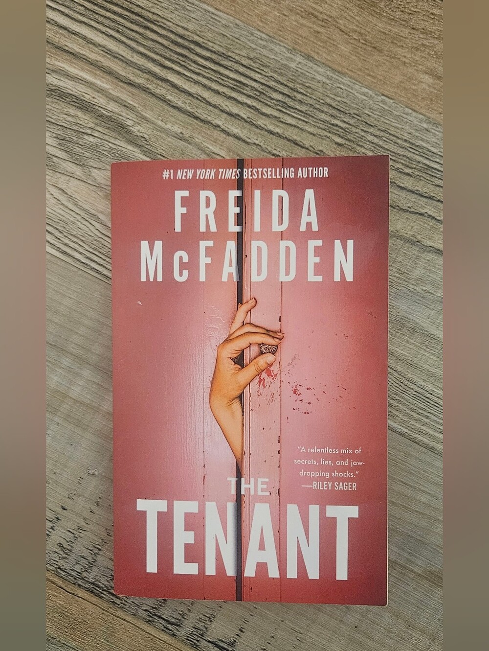 Freida McFadden The Tenant -  Paperback